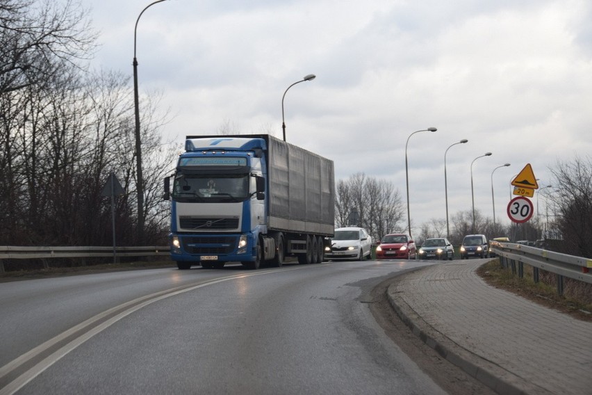 Zjazd z autostrady kończy się teraz w Ostrowie. Aby jechać...