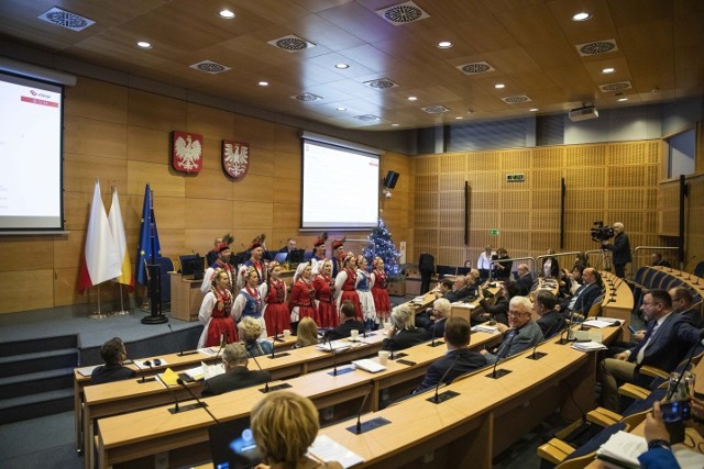 Podczas LXII sesji Sejmiku Województwa Małopolskiego przyjęto budżet województwa na 2023 rok. Były też występy artystyczne i śpiewanie kolęd.