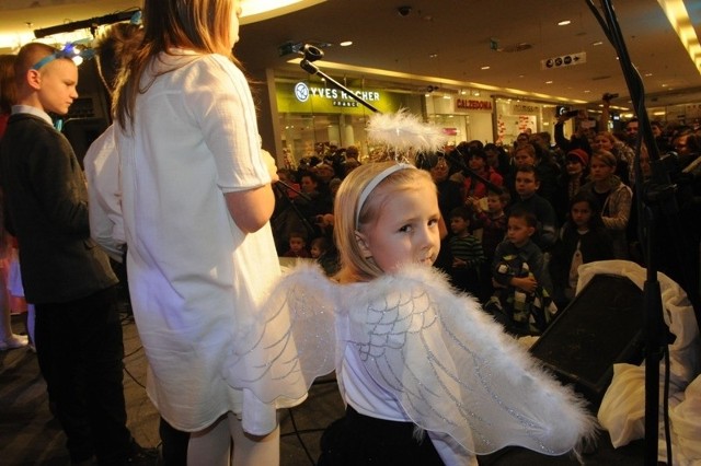 Opolskie dzieci śpiewają kolędy - koncertMłodzi wokaliści wystąpili wczoraj na scenie w CH Solaris, promując tym samym czwartą edycję płyty "Opolskie dzieci śpiewają kolędy&#8221;.