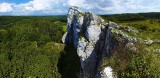 Majówka na Jurze. Okiennik Wielki w Piasecznie to niespotykana grupa wysokich skał wapiennych z wielkim "wybitym" przez naturę oknem. VIDEO