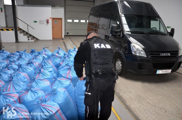 1,2 tony tytoniu bez polskich znaków akcyzy skonfiskowali funkcjonariusze Kujawsko-Pomorskiej Krajowej Administracji Skarbowej. Nielegalny towar był w aucie zatrzymanym na autostradzie w pobliżu Torunia.WIĘCEJ ZDJĘĆ I WIDEO NA KOLEJNYCH STRONACH>>>>Czytaj także:Ogródki na starówce za złotówkę od metra! "Cieszymy się! To ulga" - nie kryją restauratorzyToruń bez mostu tymczasowego? W tej chwili nie da się go zbudować. Dlaczego?