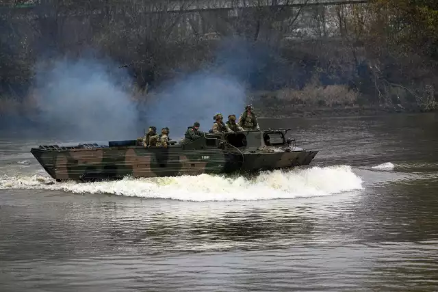 Forsowanie Sanu w ramach ćwiczeń wojskowych Puma-22 w Radomyślu nad Sanem.