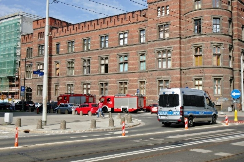 Wrocław: Alarm bombowy w Komendzie Wojewódzkiej Policji (FOTO)