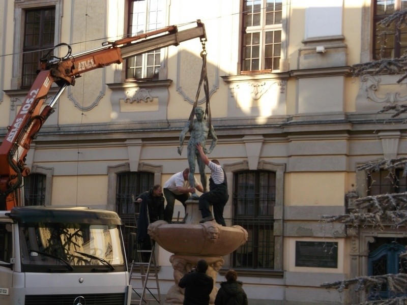 Wrocław: Szermierz zniknął z fontanny na pl. Uniwersyteckim (ZDJĘCIA)