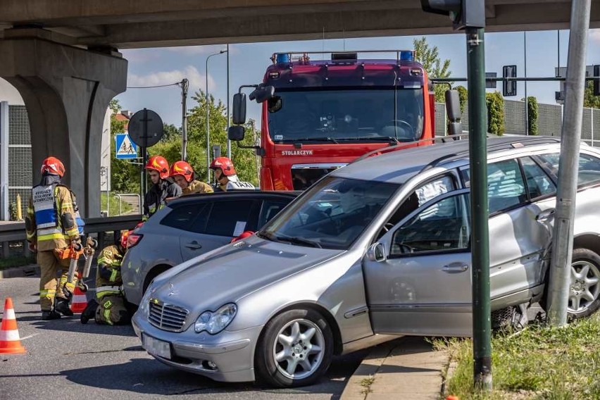 Kraków. Na skrzyżowaniu ulic Kuklińskiego i Nowohuckiej doszło do kolizji dwóch samochodów