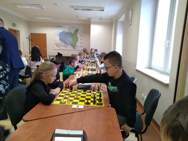 Na niedawnym turnieju szachowym w Radomiu szachiści z Przysuchy odnieśli spore sukcesy.