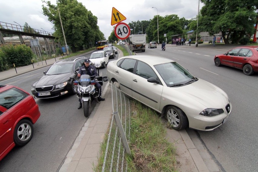 Wrocław: Wypadek na Brucknera. Ciężarówka zepchnęła seata na barierki (ZDJĘCIA)