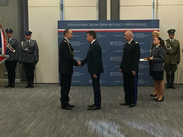 Minister Mariusz Błaszczak gratuluje strażakowi z Przemyśla.
