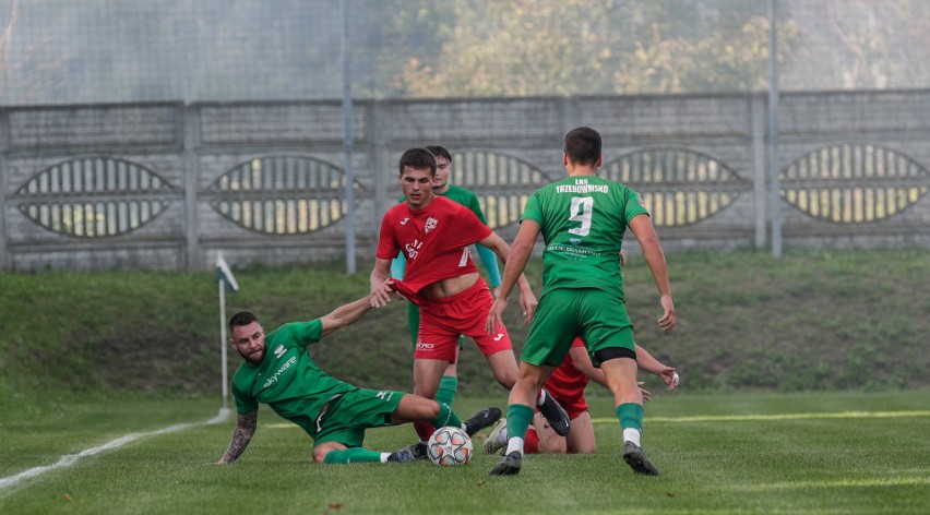 Piłkarze z Trzebowniska (na zielono) nie dali szans rywalom...