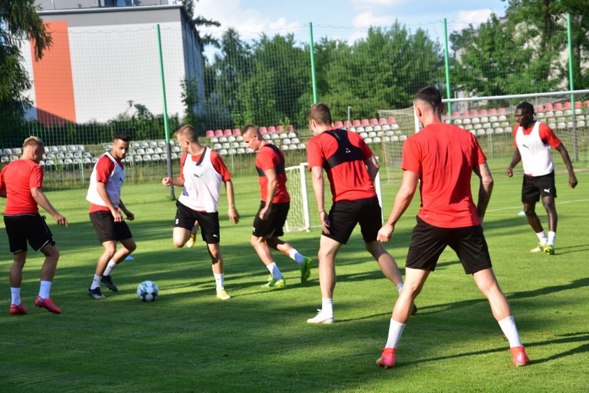 Fortuna 1 Liga. Czterech nowych piłkarzy i czterech testowanych na pierwszym treningu Korony Kielce [ZDJĘCIA, WIDEO]