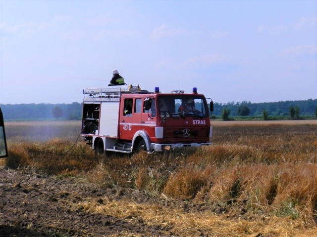 Kluczbork. Pożary na polach uprawnych. Paliły się kombajn oraz zboże