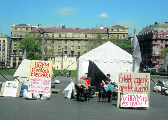 Takie obrazki na placu przed parlamentem w Budapeszcie wcale nie należą do rzadkości. Konserwatywny premier ma przeciwników, szczególnie wśród młodych