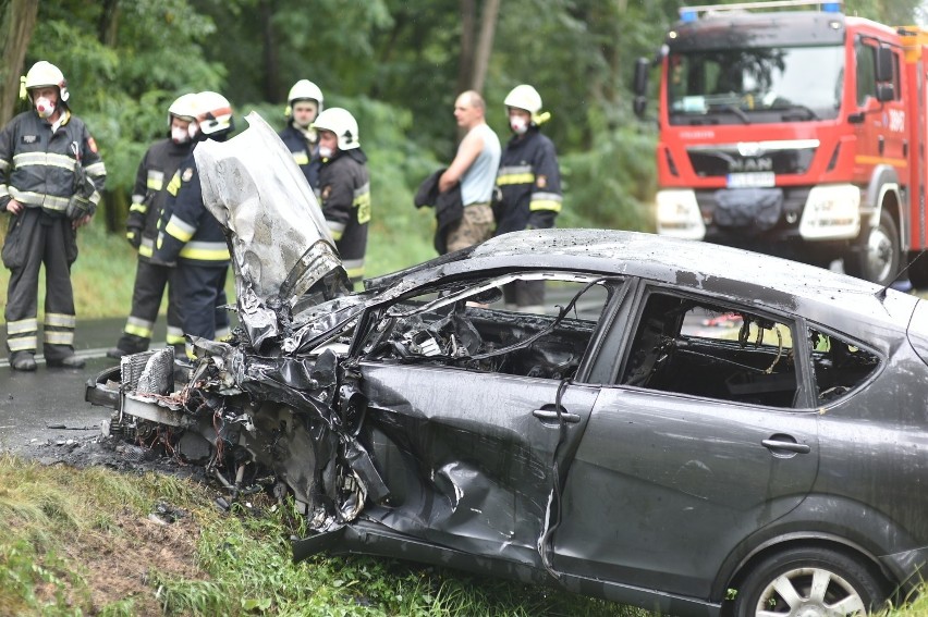 Do czołowego zderzenia doszło w poniedziałek późnym...