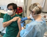 Szczepienia przeciwko koronawirusowi w Zespole Szpitali Miejskich w Chorzowie. Pierwsze szczepieni medyków w chorzowskim szpitalu