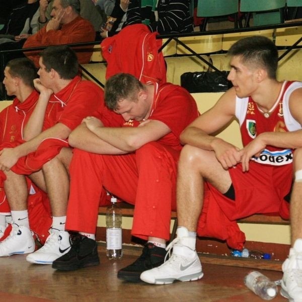 Nie mieli powodów do zadowolenia w meczu w Rzeszowie z Resovią koszykarze Stali Stalowa Wola i siedzący na trybunach nad ich ławką prezes klubu Marek Jarecki.