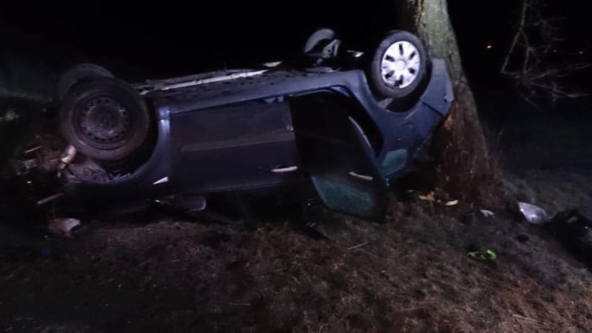 Wypadek w Gościejewie: Ranny kierowca trafił do szpitala [ZDJĘCIA]