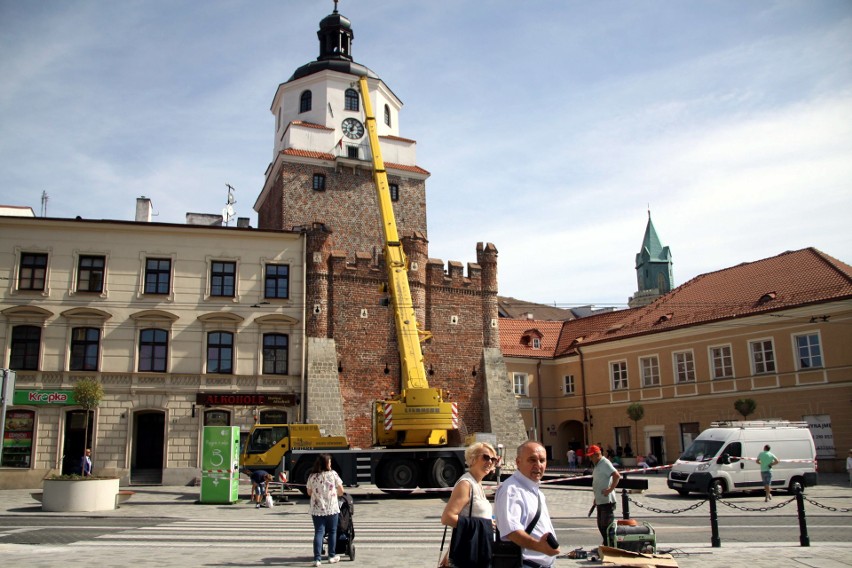 Nowa atrakcja turystyczna Lublina. Zamontowano kratę w Bramie Krakowskiej (ZDJĘCIA)