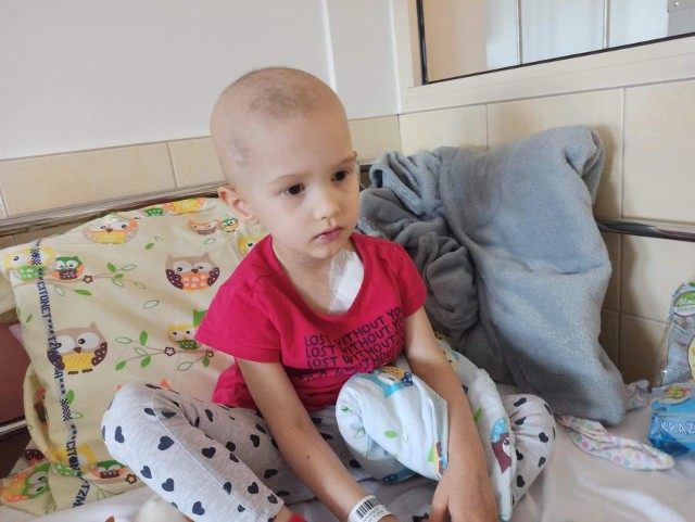 Niespełna 3-letnia Tosia Czarnecka z Kielc rozpoczęła kolejną chemioterapię. Dziewczynka ma złośliwego guza mózgu, z którym walczy już od kilku miesięcy. W ostatnich dniach zmaga się także z silnymi bólami oraz brakiem apetytu.