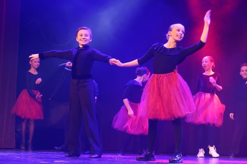 Setki tancerzy na scenie MOK w Żorach na przeglądzie Wisus Dance Studio - ZDJĘCIA