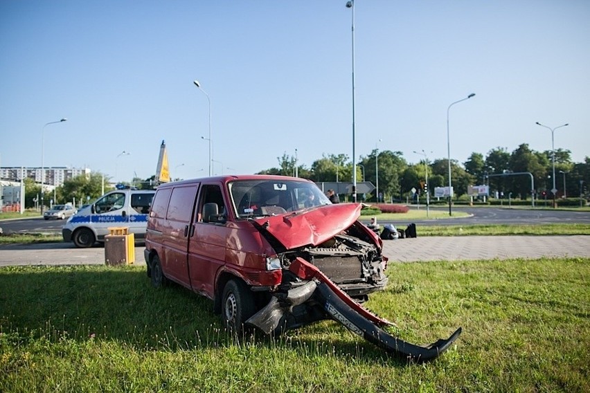 Groźny wypadek przy Włókniarzy! 19-letni kierowca nie ustąpił pierwszeństwa. Są ranni  [zdjęcia]