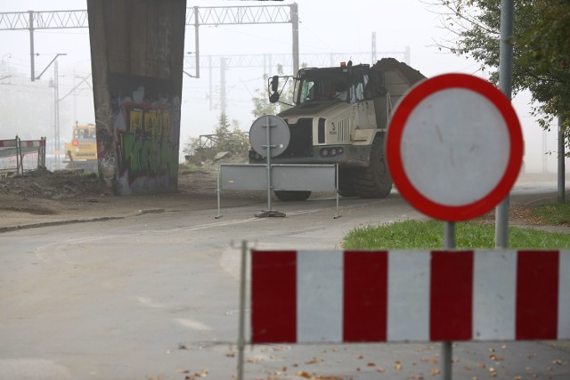 W poniedziałek miejscy drogowcy zamknęli na wniosek kolejarzy remontujących kolejową “ósemkę” niewielki fragment ulicy Szklanej obok huty szkła (pod wiaduktem). Tymczasem ani w poniedziałek, ani we wtorek nic się tam nie działo. 