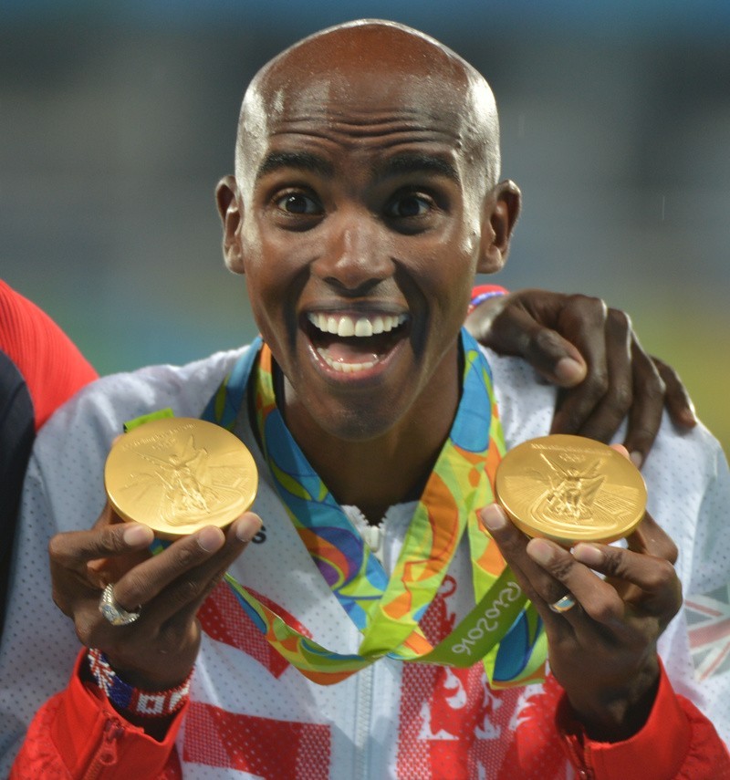 Mo Farah na podium olimpijskim w Rio de Janeiro w 2016 roku