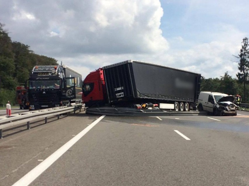 Zderzenie ciężarówki i osobówki na A4.