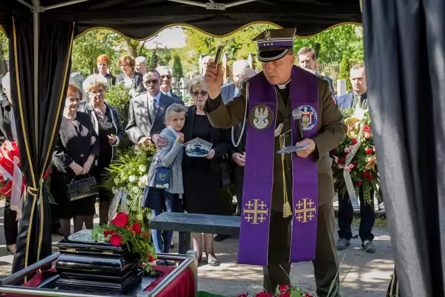 W sobotę, 5 maja 2018, na cmentarzu Nowofarnym przy ul. Artyleryjskiej pochowano generała dywizji w stanie spoczynku Zbigniewa Blechmana. Zbigniew Blechman urodził się w 1929 roku w Malinie, zmarł 30 kwietnia 2018. Od 1978 roku generał Zbigniew Blechman był szefem sztabu-zastępcą dowódcy Pomorskiego Okręgu Wojskowego w Bydgoszczy. W latach 1983–1989 dowodził okręgiem. 28 maja 1991 roku został przeniesiony w stan spoczynku. Na emeryturze osiadł w Bydgoszczy.W czasie swojej wojskowej służby pełnił, m.in., funkcję zastępcy szefa sztabu Zjednoczonych Sił Zbrojnych Państw Stron Układu Warszawskiego w Moskwie. 