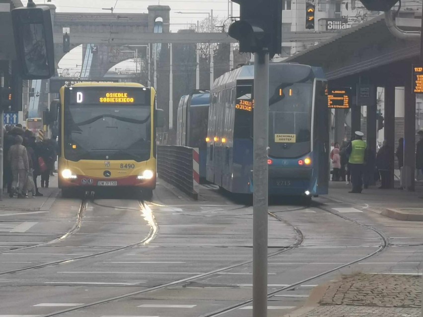Wykolejenie tramwaju linii 4 na rondzie Reagana we Wrocławiu...