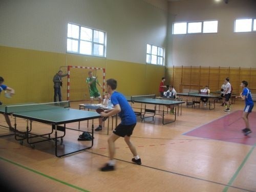 Powiatowe zawody w tenisie stołowym dziewcząt i chłopców