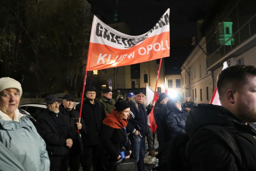 Protest przeciwko wyłączeniu TVP3 Opole. Pod siedzibą stacji zebrali się mieszkańcy [ZDJĘCIA]