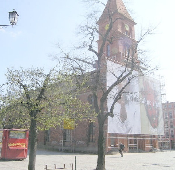 Siedziba "Tumultu". Rusztowania przed  remontowaną za pieniądze podatników wieżą.  Teraz Żydowicz chciał dotację renowację,  widocznej na zdjęciu, zachodniej ściany  budynku.