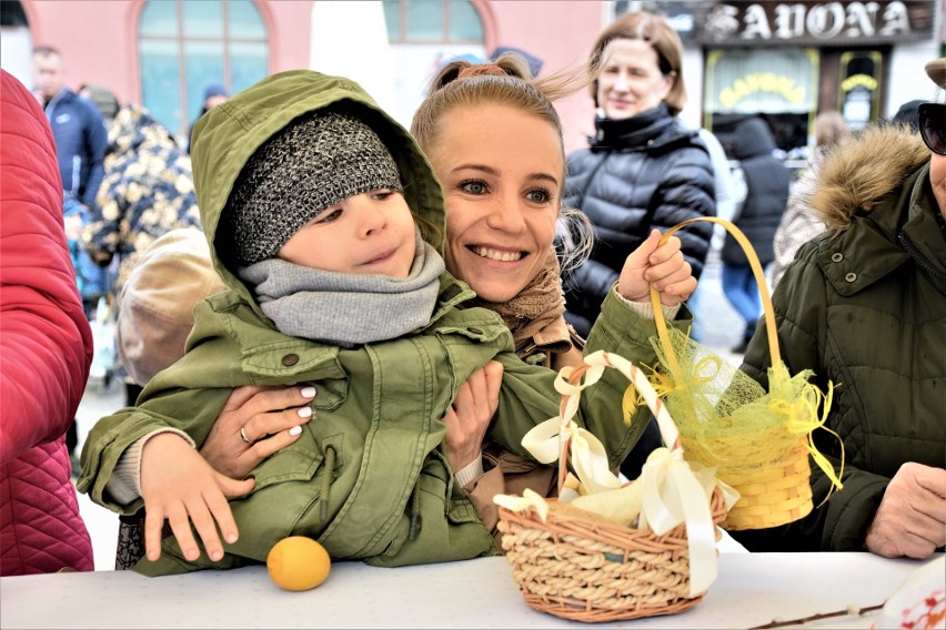 Święcenie pokarmów na Rynku Kościuszki. Abp Józef Guzdek poświęcił koszyczki wielkanocne białostoczan (zdjęcia)