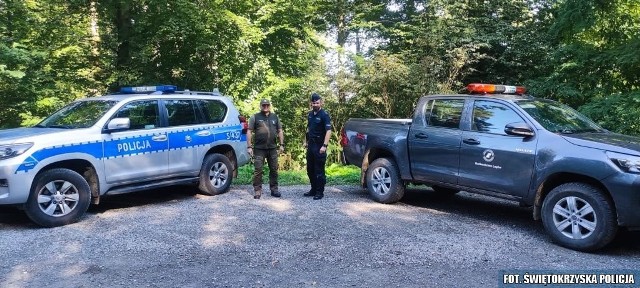 Policjant i strażnik leśny wspólnie patrolowali las w gminie Kunów
