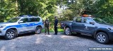Wspólny patrol policji i straży leśnej w lesie w gminie Kunów