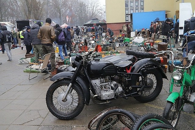 Zimowy Moto Weteran Bazar od kilku lat organizowany jest w hali Expo Łódź oraz na wolnym terenie wokół niej
