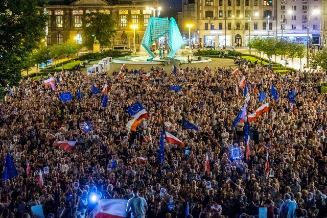 Andrzej Duda podpisał w czwartek nowelizację ustaw sądowych. Wieczorem na placu Wolności w Poznaniu pojawiło się kilka tysięcy osób, by protestować przeciwko zmianom w sądownictwie.Przejdź do kolejnego zdjęcia --->