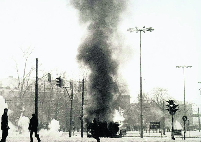 Płonąca milicyjna nysa na węźle tramwajowym Hucisko, 17...