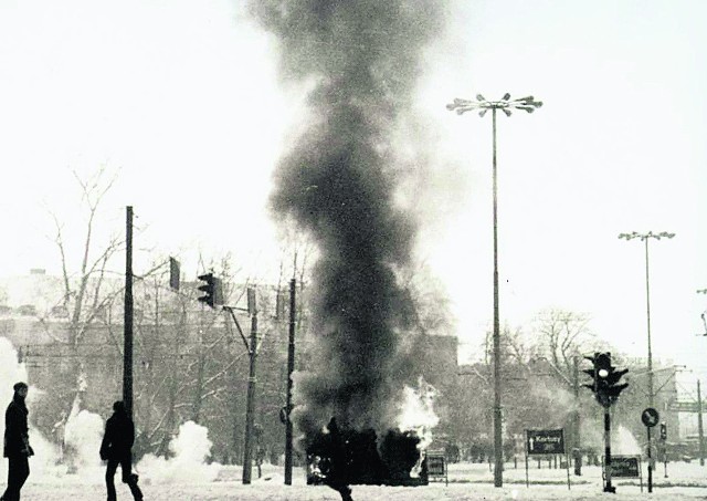 Płonąca milicyjna nysa na węźle tramwajowym Hucisko, 17 grudnia 1981 r., ok. godz. 14. Wedle milicyjnego raportu auto zostało obrzucone kamieniami, uszkodzone, a następnie podpalone