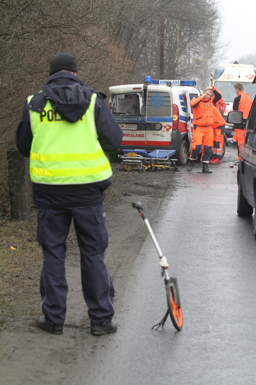 Wypadek karetki. Uderzyła w latarnię