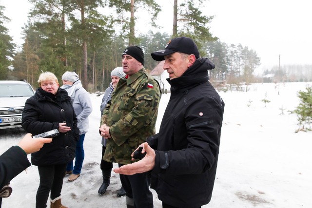 Pierwszy raz o sprawie kurników napisaliśmy w lutym. Wtedy spotkaliśmy się z mieszkańcami. Dziś Wiesław Kalbarczyk (z prawej) mówi: - Wydawało się nam, że decyzja RDOŚ będzie negatywna.