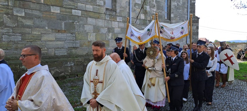 Biskup sandomierski Krzysztof Nitkiewicz udzielił sakramentu bierzmowania młodzieży z parafii świętego Idziego w Ptkanowie. Zobacz zdjęcia