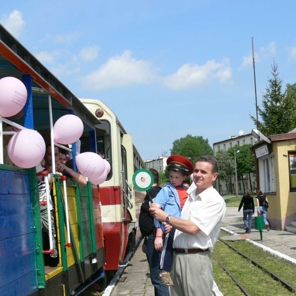 Bardzo udany był piknik w Umianowicach pod hasłem &#8222;Kochaj życie&#8221;, którego uczestnikami byli pasażerowie dwóch pociągów wąskotorowych, które przybyły tu z Pińczowa i Jędrzejowa.