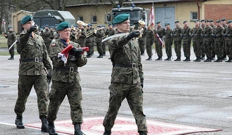 Zarobki żołnierzy zawodowych w wojsku wg stanowiska wynoszą...