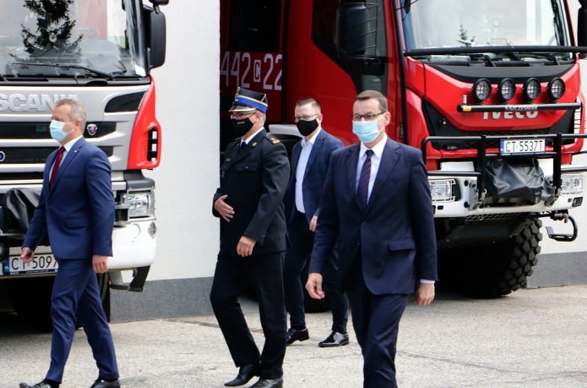 Premier Mateusz Morawiecki w Grudziądzu. Wręczał jednostkom OSP z Kujawsko-Pomorskiego promesy na nowe wozy strażackie [zdjęcia]