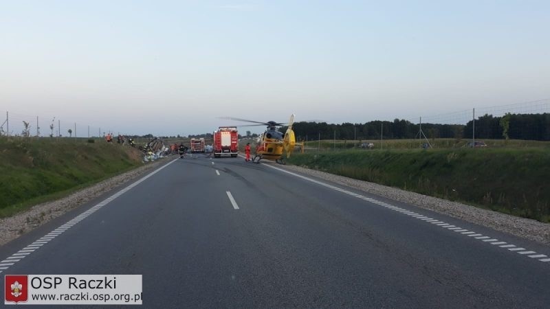 Wypadek na obwodnicy Augustowa. Tir uderzył w skarpę w okolicy miejscowości Wronowo. Kierowcy utrudniali strażakom dojazd do wypadku (FOTO)