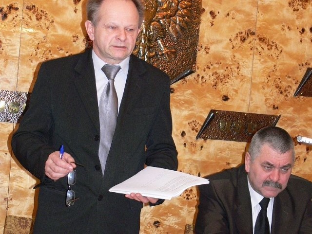 Mirosław Kopyto, przewodniczący Rady Gminy Gorzyce (z lewej) uważa, że strona urzędu gminy nie może być wykorzystywana przez wójta do prowadzenia kampanii wyborczej, dlatego złożył skargę do Komisarza Wyborczego w Tarnobrzegu, a następnie Państwowego Komisarza Wyborczego.