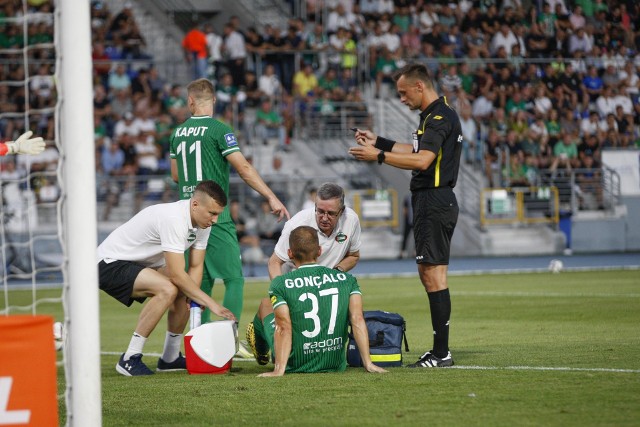 Goncalo Silva, obrońca Radomiaka Radom ma pękniętą łąkotkę boczną w lewym kolanie. Portugalczyka czeka około 3-miesięczna przerwa w grze. Nie jest wykluczone, że Goncalo Silva na leczenie pojedzie do Portugalii.Stoper nabawił się groźnej kontuzji w meczu 2. kolejki PKO BP Ekstraklasy z mistrzem Polski, Legią Warszawa (3:1). Już w 23. minucie zastąpił go Raphael Rossi. Teraz defensora czeka leczenie i rehabilitacja.Przedłuża się także powrót na boisko Luísa Machado, który urazu nabawił się w pojedynku inaugurującym nowy sezon w Poznaniu. Portugalski skrzydłowy trenuje obecnie indywidualnie i do gry powróci za około dwa tygodnie.