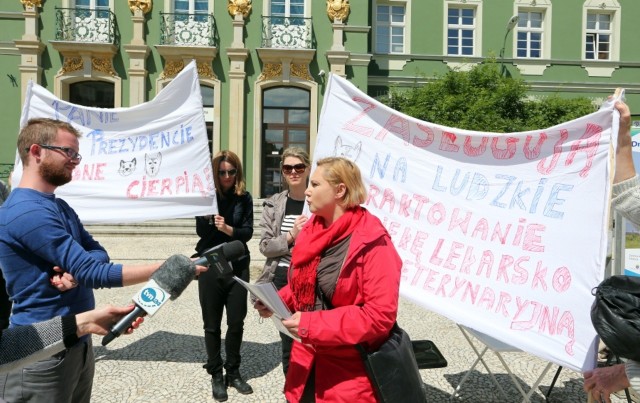 W poniedziałek, 22 czerwca szczecinianie protestowali przed urzędem miasta przeciwko sytuacji w schronisko dla bezdomnych zwierząt w Szczecinie