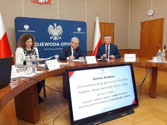 Wojewoda opolski podpisał z samorządowcami umowy o dofinansowanie inwestycji na drogach gminnych w ramach Rządowego Funduszu Rozwoju Dróg.
